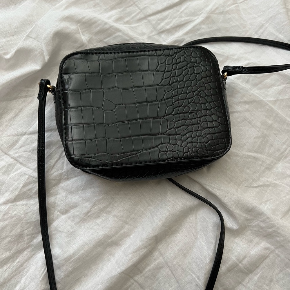 BLACK CROC EMBOSSED CROSSBODY BAG